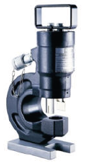 Hydrauliczne urzadzenie do wykrawania otworów