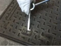Wielofunkcyjne narzędzie do otwierania włazu pokrywy